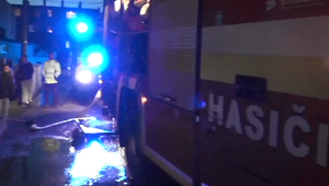 Zábavná pyrotechnika spôsobila požiar strechy bytovky