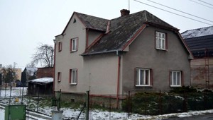 Nevidiaca starenka (91) im chcela pomôcť. Podvodom ju okradli o strechu nad hlavou