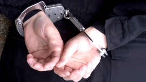 Muž zaútočil na čašníka potom, ako mu odmietli otvoriť dvere