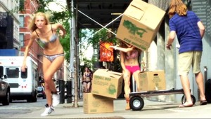 VIDEO: Vyzliekli sa! Oblečenie potom dostali grátis