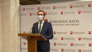 Pandemická komisia navrhuje ešte prísnejšie pravidlá, aj zákaz vychádzania