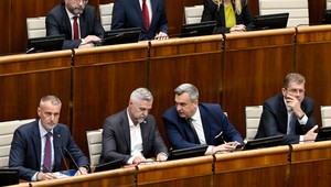Členovia vlády nemajú hlasovať za ďalšie sankcie voči Rusku. V parlamente prešiel návrh SNS