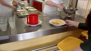 Obedy zadarmo nie sú zadarmo. Rodičov školákov šokujú sumy na šekoch