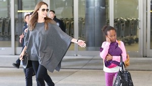 Biologická matka dcéry Angeliny Jolie a Brada Pitta. Bude bojovať o Zaharu?