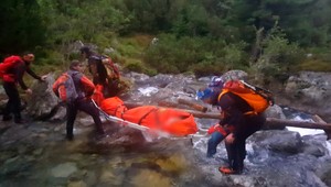 Poliak sa zranil v Tatrách. Záchranná akcia bola veľmi zložitá