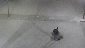 Agresor kopal do dverí obchodného domu. Na mieste nevyčíňal prvýkrát