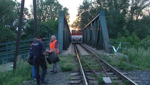 Väzenský dozorca skočil pod vlak. Doma sa vraj pohádal s rodinou