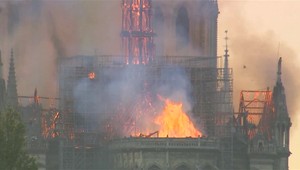 Elyzejský palác rozhodol. Veža katedrály Notre-Dame bude v tomto štýle