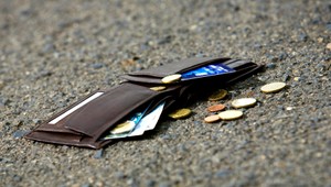 Dôchodca (72) z Holíča nevrátil nájdenú peňaženku, hrozí mu väzenie