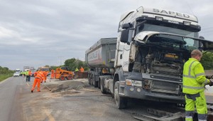 Na D1 sa prevrátil kamión. Tvorili sa dlhé kolóny