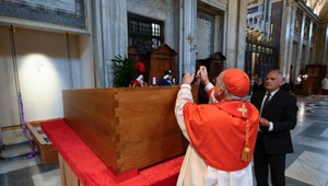 Pozostatky pápeža Františka uložili do hrobky. Želajú mu večný odpočinok