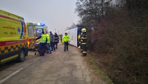 Nehoda na východe Slovenska, autobus skončil prevrátený na boku