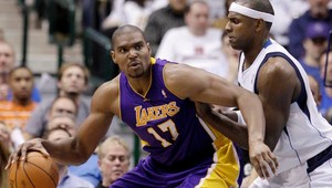 NBA: Dallas prehral s Lakers, v Chicagu Noahov triple-double