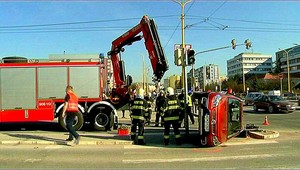 Vodička prešla na červenú. Spôsobila nehodu