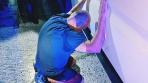 Zlodej áut chcel zraziť policajta a skryť sa. Polícia ho však chytila