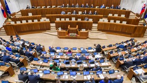 Konsolidačné opatrenia prešli do druhého čítania. Parlament pokračuje inou témou