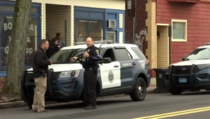 Muž ukradol auto s kľúčmi v zapaľovaní. Na zadnom sedadle sedelo dieťa