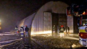 Hasiči sa museli vrátiť ku skladu pobočky, aby dohasili ložiská požiaru