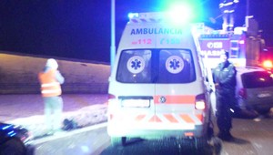 Vodička na zľadovatenej ceste narazila do múru. Previezli ju do nemocnice