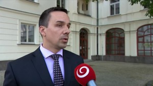 Po reportáži TV JOJ vyzývajú Erika Tomáša na odchod