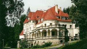 Zúfalý stav zničeného zámku. Kunerad patrí liečebným kúpeľom