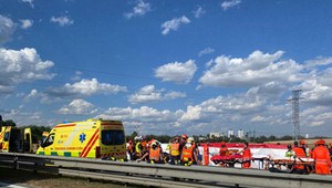 Vážna nehoda na diaľnici: Pri zrážke dvoch autobusov sa zranilo 77 ľudí, jeden človek zomrel