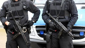 Policajti zatkli 10 ľudí, ktorí chystali teroristické útoky