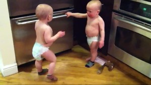 Jojkárski reportéri v kŕčoch, môžu za to vtipné batoľatá...