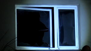 Rodinná tragédia: V zamknutom dome našli nehybné telá matky so synom. Vo vnútri boli stopy požiaru