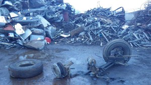 Muž utrpel viaceré zranenia. Tlak z prasknutej pneumatiky ho odhodil na zem