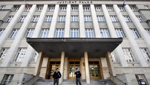 Druhá noc vo väzbe pre vyhrážky nožom. Herec Štefan K. (61) kolegov šokoval