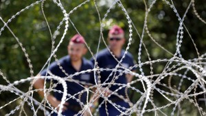 Maďari bojujú proti migrantom plotom, ktorý vyrábajú trestanci