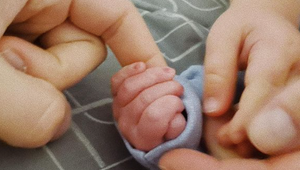 Český spevák sa stal dvojnásobným otcom, o tehotenste jeho manželky nikto ani netušil!