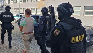 Dušana Dědečka priviezli na súd bočným vchodom. Okolie justičného paláca uzatvorili