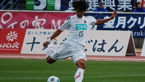 Japonský futbalista nazval súpera tmavej pleti šimpanzom