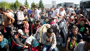 Maďari sťahujú prvých migrantov k slovenským hraniciam do Vámosszabadi