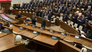 Ustanovujúca schôdza NR SR sa začala: Poslanci zasadli do lavíc a zložili sľub, dve poslankyne sa z prvej schôdze ospravedlnili