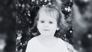 Telo 2-ročného dievčatka ležalo na skládke zakryté odpadkami