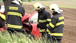 S autom vyletel z cesty a narazil do stromu. Pomáhať museli záchranárom aj hasiči