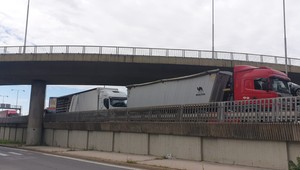 Za tunelom Sitina sa zrazili tri kamióny