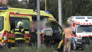 Auto sa zrazilo so záchrankou, ktorú vyslali na pomoc. Po nehode skončili ďalší ľudia v nemocnici