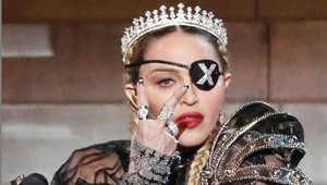 Madonnin syn šokuje! Premáva sa v ženských šatách ako na móle a veľmi si to pochvaľuje!