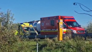 Na diaľnici D2 bola obmedzená premávka. Kamión narazil do kamióna pred ním