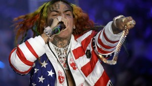 Slávneho rapera odsúdili, ide sedieť. Sudca mu ale skrátil trest o 45 rokov