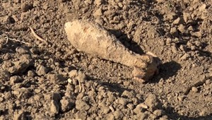 Muž našiel pri prechádzke po vlastnej záhrade mínu z 2. svetovej vojny