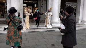 V uliciach Benátok už nie sú respirátory, ale karnevalové masky