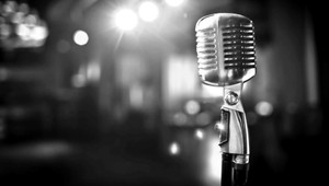 Populárny stand up komik zomrel po vtipe o smrti priamo na pódiu!