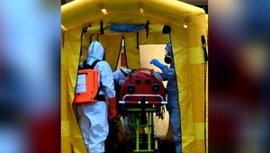 Nové informácie o pacientovi s podozrením na ebolu. V karanténe skončilo 26 ľudí