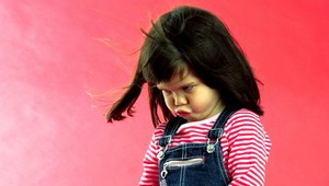 Zbraň v ruke dieťaťa. Dievčatko (5) postrelilo brata (8) do hlavy!