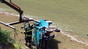 V Dunajci našli pltníci rozbité auto